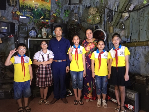 Anh Trần Văn Thập cùng cô và trò Trường Tiểu học Hợp Thịnh, xã Hợp Thịnh (Tam Dương, Vĩnh Phúc).